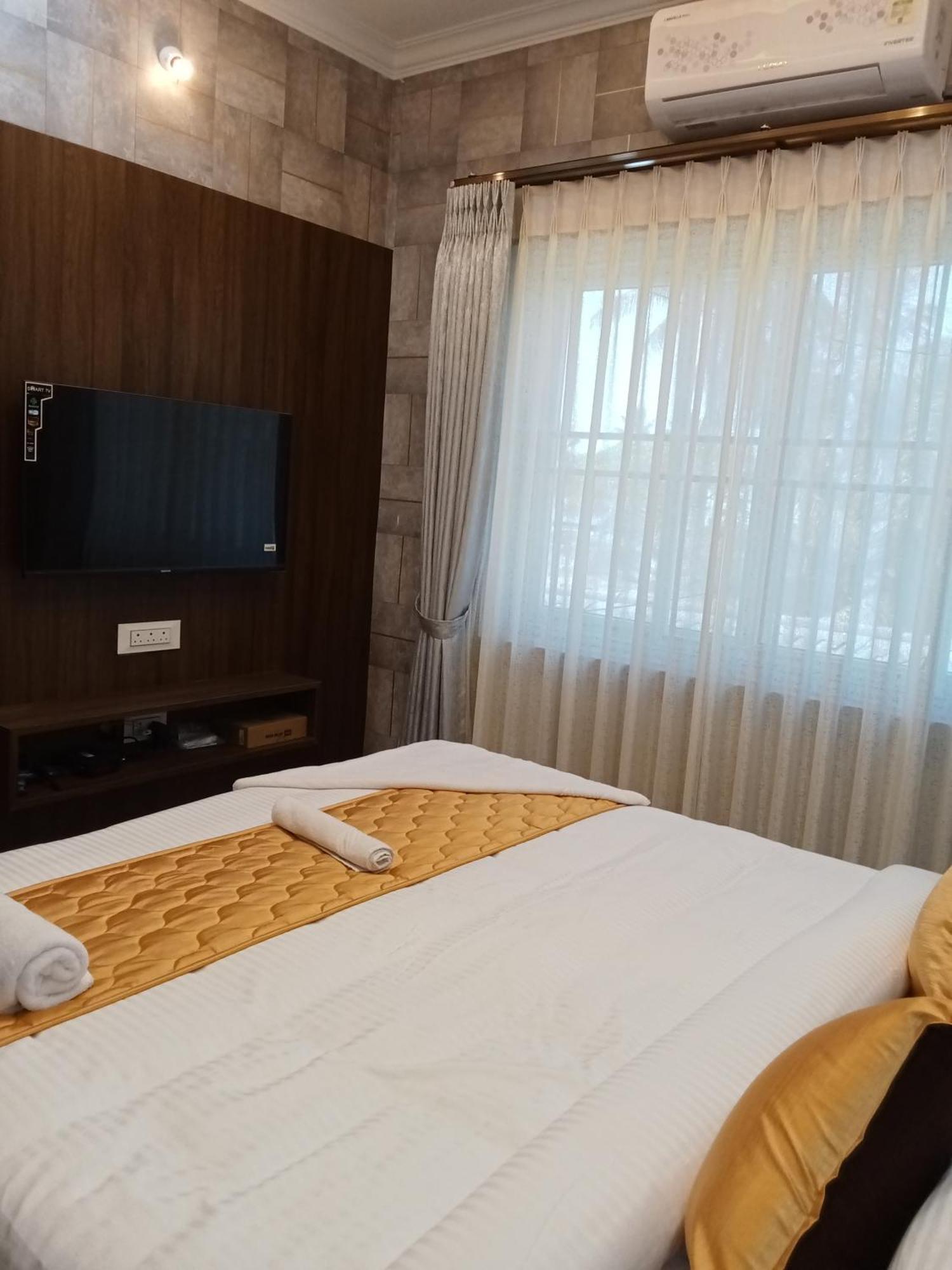 Golden Residency Hotel Kushālnagar Exterior photo