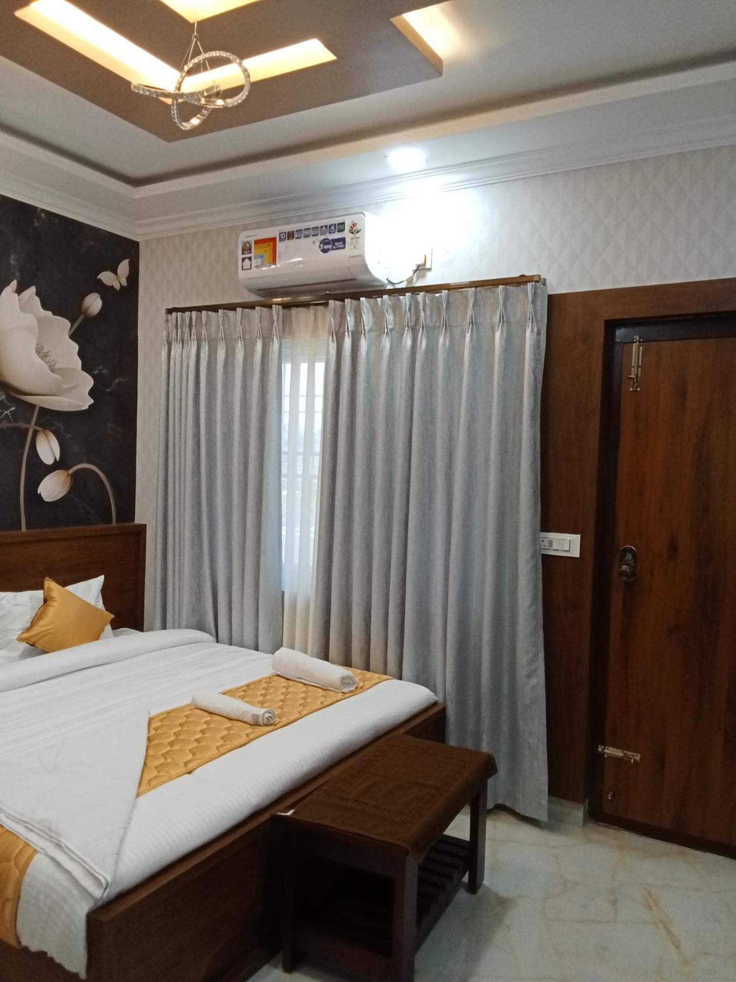 Golden Residency Hotel Kushālnagar Exterior photo