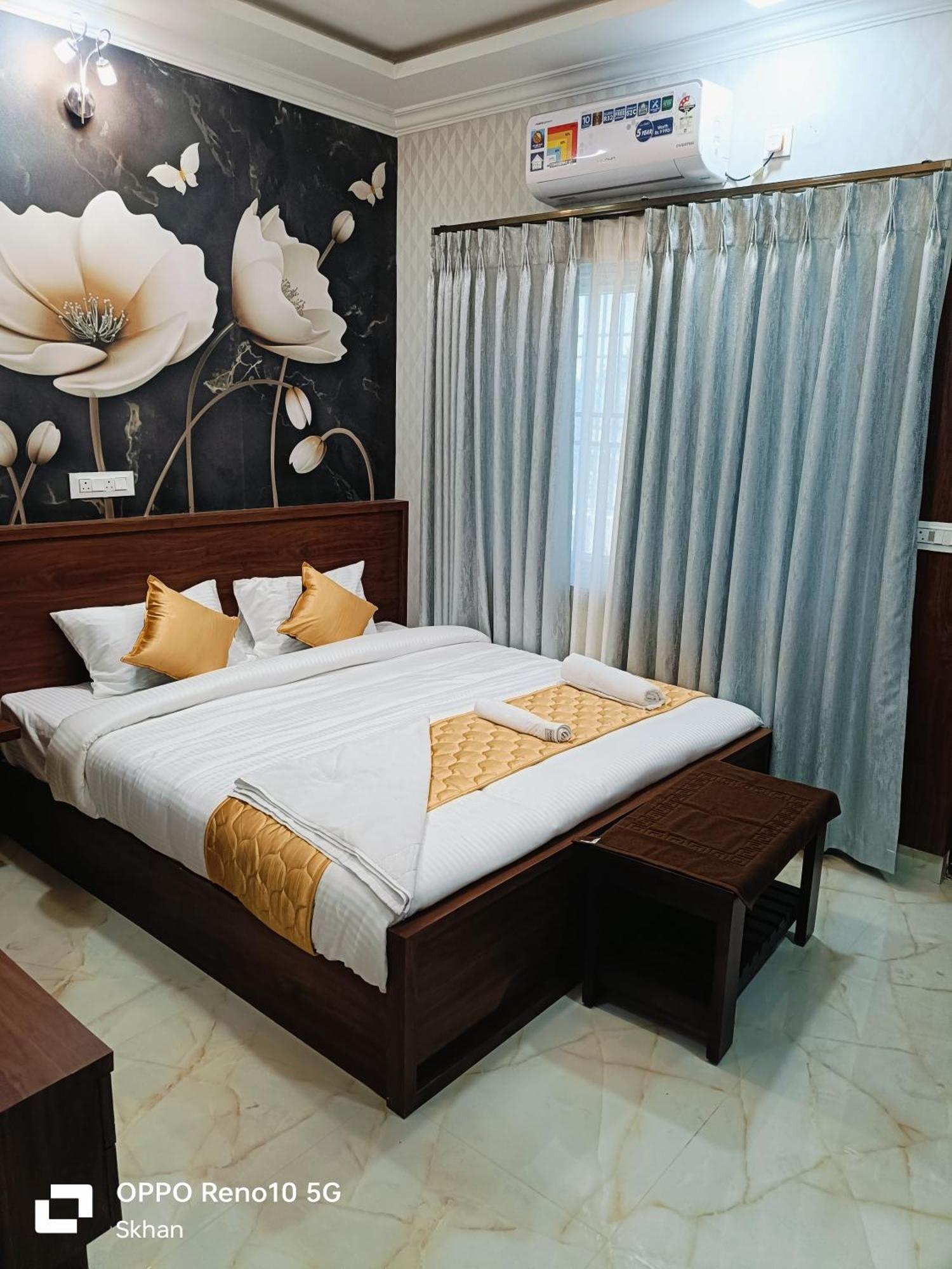 Golden Residency Hotel Kushālnagar Exterior photo